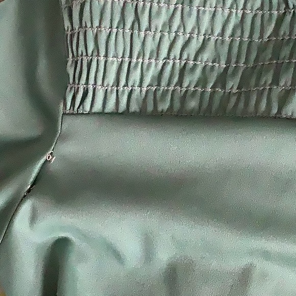 3/20$ ⭐️ Green shirt w/ smock and longsleeves - Picture 11 of 11